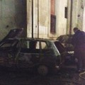 Due auto incendiate in strade diverse del centro storico