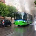 Autobus in fiamme in viale Martiri