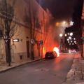 Auto in fiamme in pieno centro