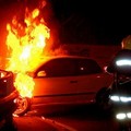 Un'altra auto in fiamme nella notte