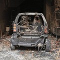 Incendio in un garage, distrutta un'auto