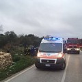 Auto perde il controllo e finisce fuori strada