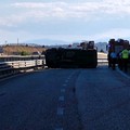 Furgone si ribalta su statale 96, tre feriti