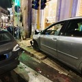 Auto si schianta contro semaforo, attimi di terrore a Porta Bari