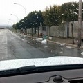Mercato settimanale, degrado e confusione in via Manzoni