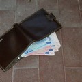 Tunisina trova un portafoglio e lo restituisce al proprietario