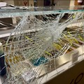 Rapina e violenta aggressione in yogurteria a colpi di martello