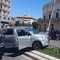 Auto contro lampione, due feriti
