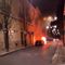 Auto in fiamme in pieno centro