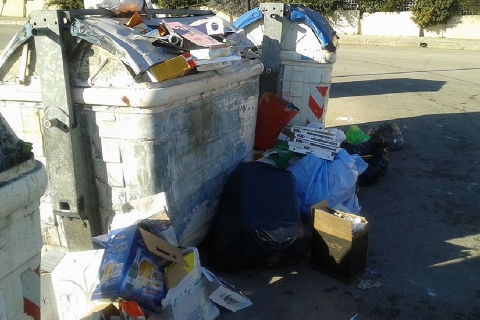 cassonetti pieni dopo le festività natalizie