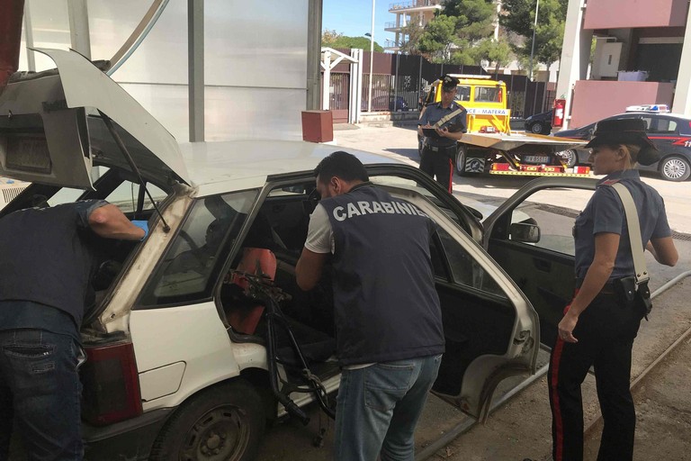 Carabinieri sventano furto di auto