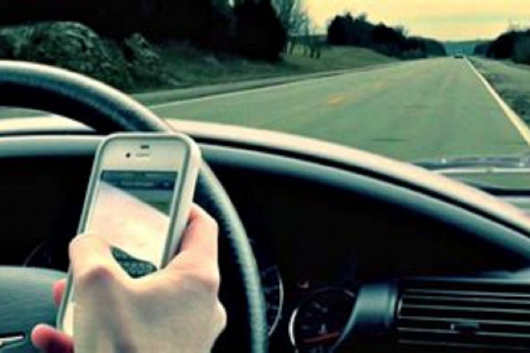 guida con smartphone