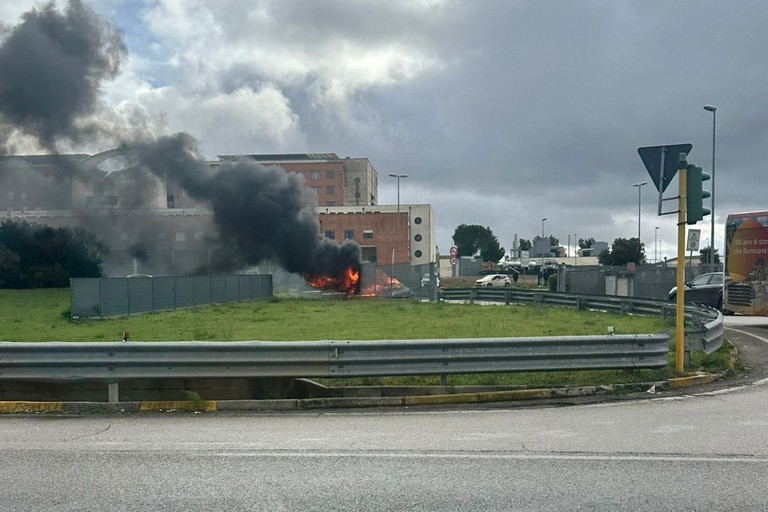 Auto in fiamme