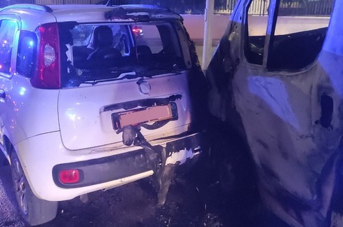 Furgone in fiamme si muove da solo e finisce contro auto