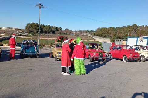 Babbo Natale arriva a bordo di auto d'epoca