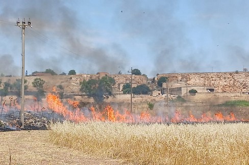 Giornata di fuochi ad Altamura, fiamme vicine a stazione servizio
