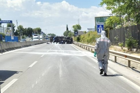 Si ribalta tir con solventi, chiuso un tratto su statale 96