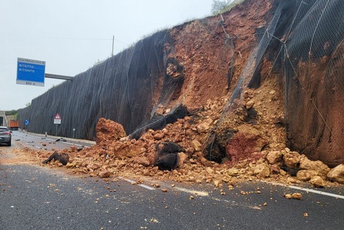 Dopo la frana, statale 96 riaperta su una corsia