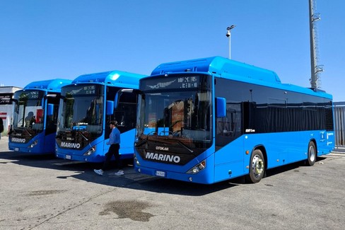 Consegnati tre nuovi autobus a metano