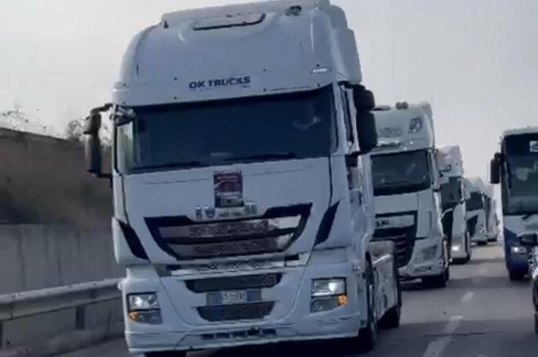 Autotrasportatori in marcia da Altamura a Bari