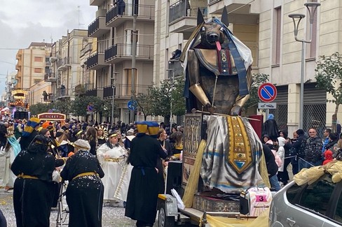 Carnevale: oggi la prima sfilata di carri e gruppi