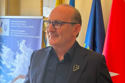 Zelensky premia l'imprenditore pugliese De Biase: è il primo italiano laico a ricevere il "Golden Heart "