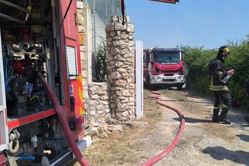 Incendio in una villetta, due feriti