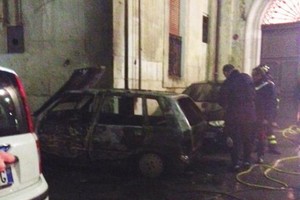 auto in fiamme