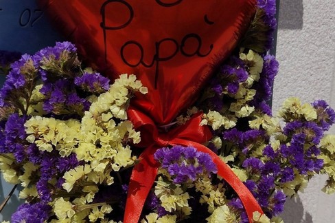 Furti di fiori e oggetti dalle lapidi del cimitero