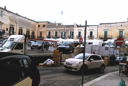 mercato piazza castello