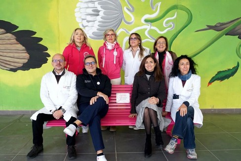 Una panchina rosa nell’ospedale della Murgia
