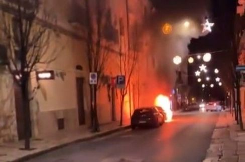 Auto in fiamme in pieno centro