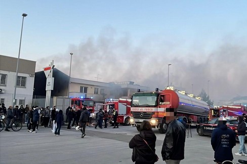 Spento incendio in azienda alimentare, accertamenti in corso