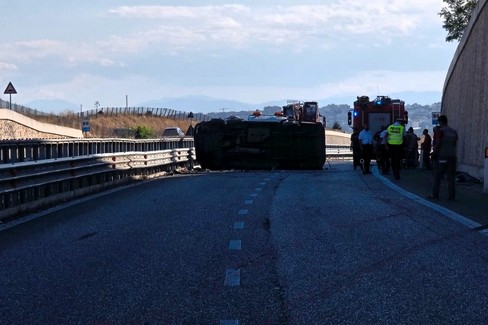 Furgone si ribalta su statale 96, tre feriti