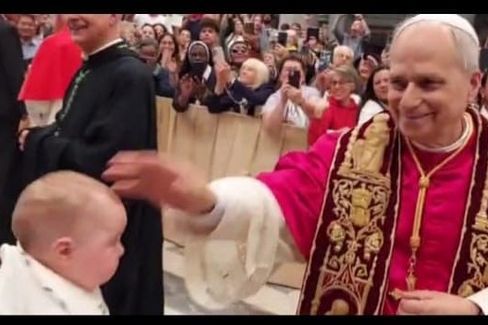 La piccola Fiorenza benedetta da Papa Leone XIV