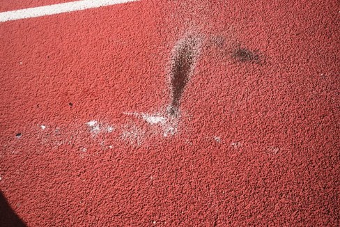 Danni alla pista di atletica per fumogeni e petardi