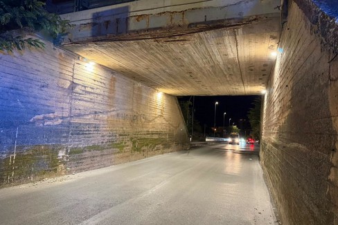 Caduta calcinacci, chiusa via Colletta all'altezza del ponte