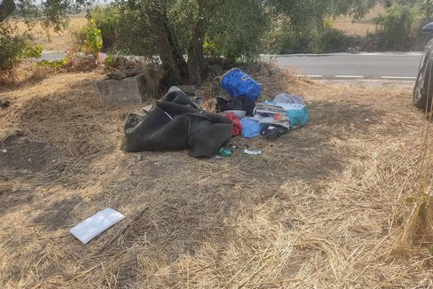 Rifiuti abbandonati in via Cassano vecchia
