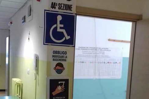 Seggio elettorale con regole anti-Covid19