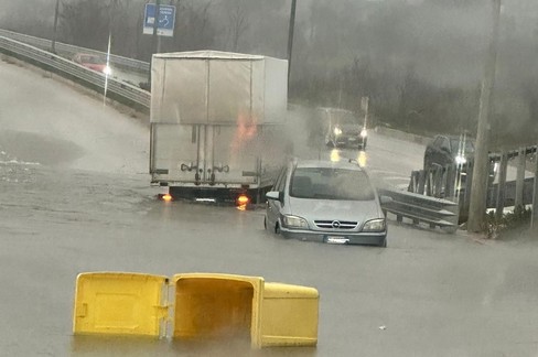 Maltempo, Sp La Tarantina allagata