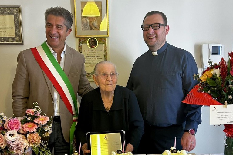 Festa per la centenaria