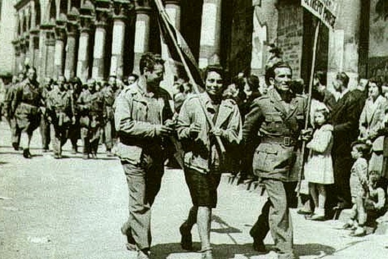 partigiani celebrano la festa della liberazione