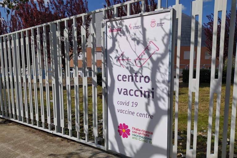 Vaccini al palazzetto