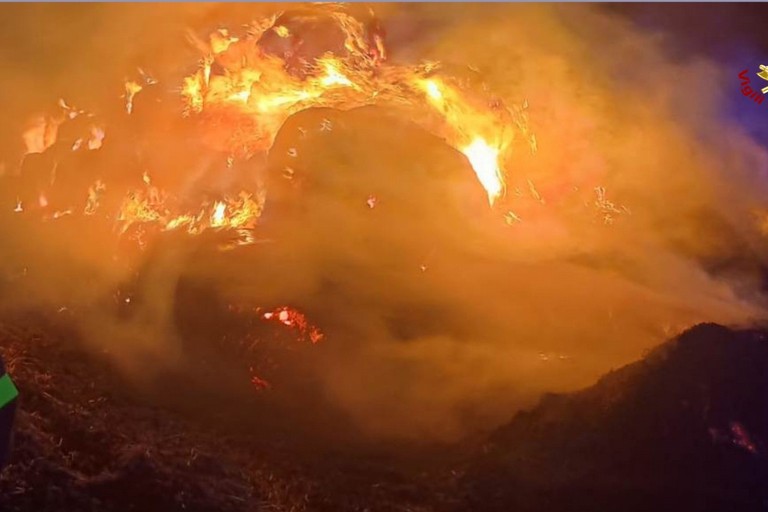 Incendio di rotoballe ad Altamura