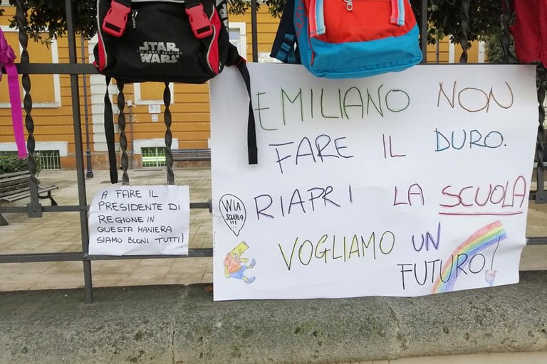 La protesta silenziosa degli zaini davanti alle scuole